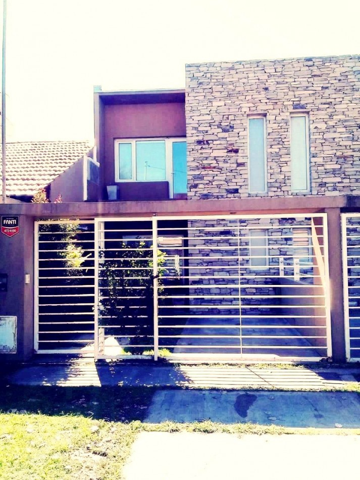 DUPLEX 4 AMBIENTES COCHERA , JARDIN y PARRILA