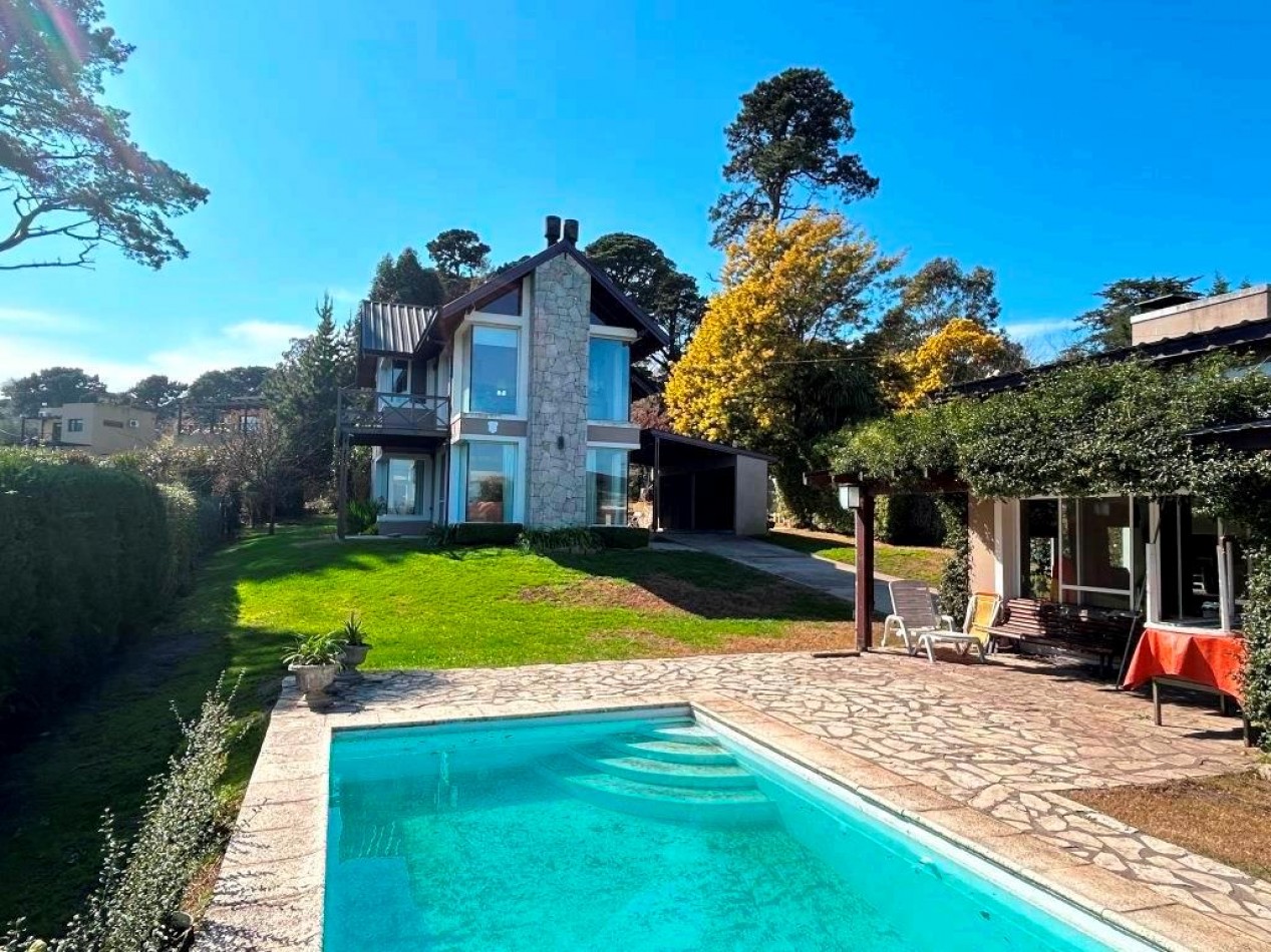 CHALET EN VENTA de 2 DORMITORIOS c/ COCHERA , QUINCHO y PILETA en Sierra de los Padres