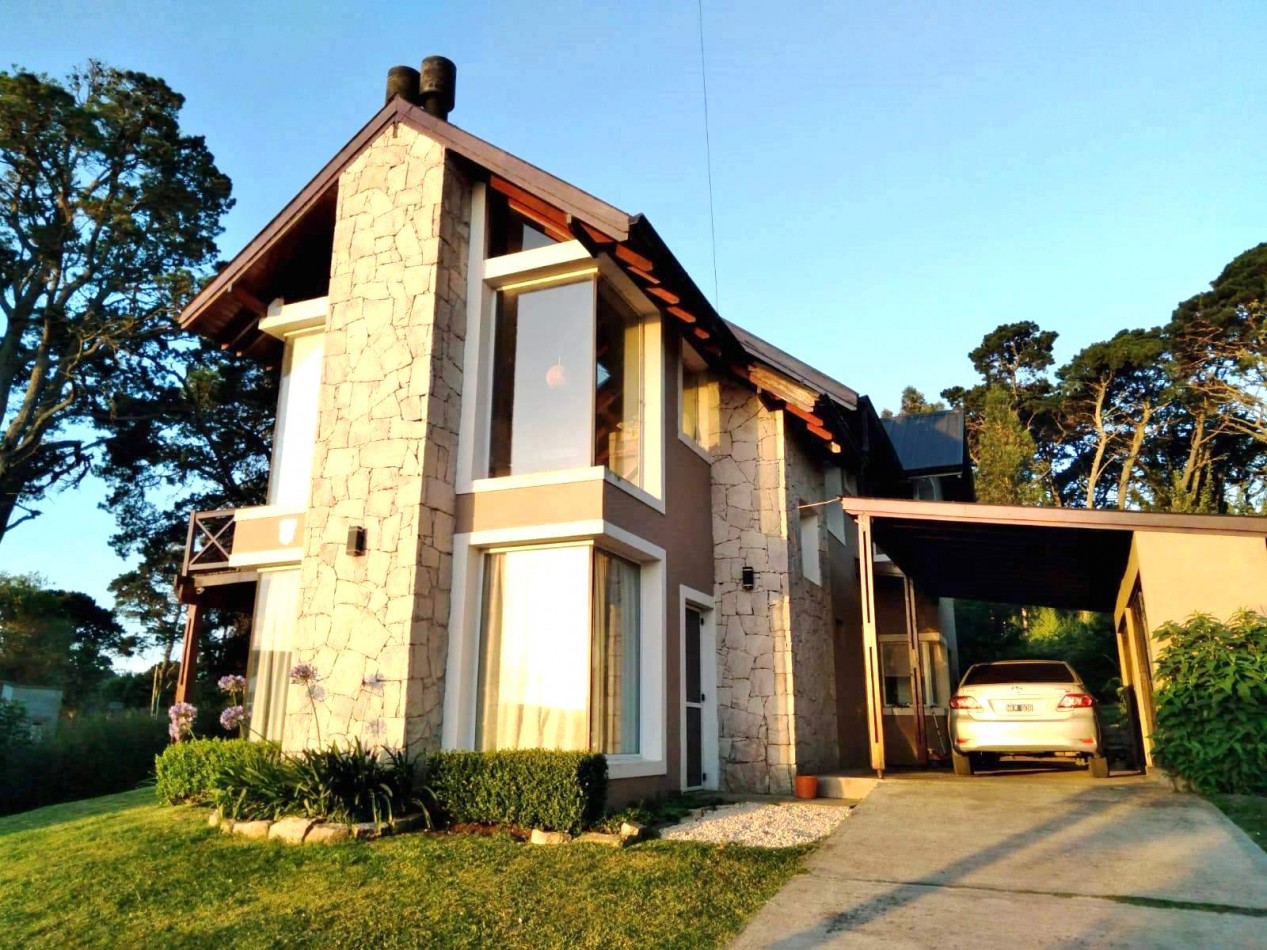 CHALET EN VENTA de 2 DORMITORIOS c/ COCHERA , QUINCHO y PILETA en Sierra de los Padres