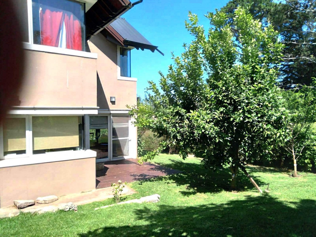 CHALET EN VENTA de 2 DORMITORIOS c/ COCHERA , QUINCHO y PILETA en Sierra de los Padres