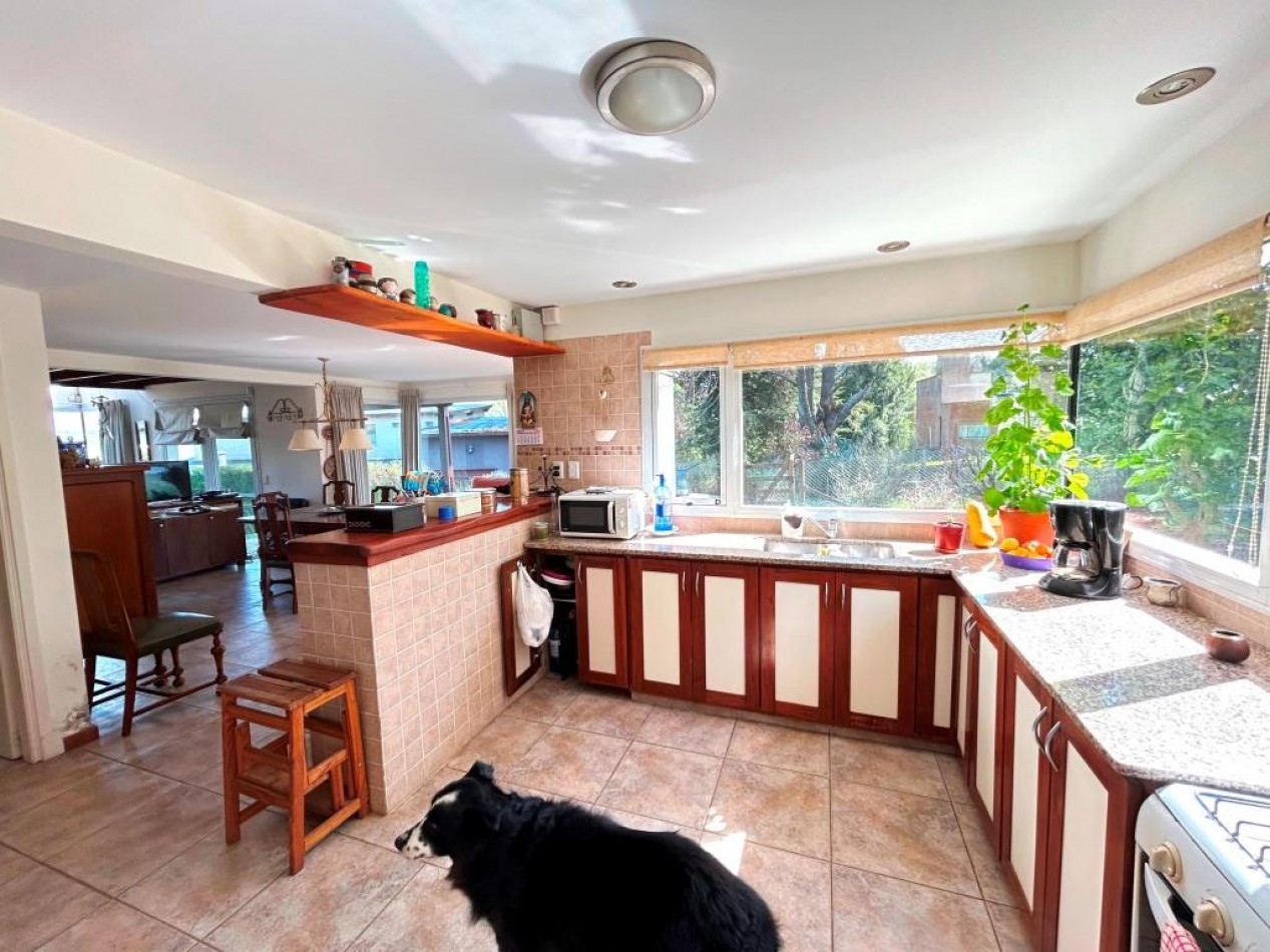 CHALET EN VENTA de 2 DORMITORIOS c/ COCHERA , QUINCHO y PILETA en Sierra de los Padres