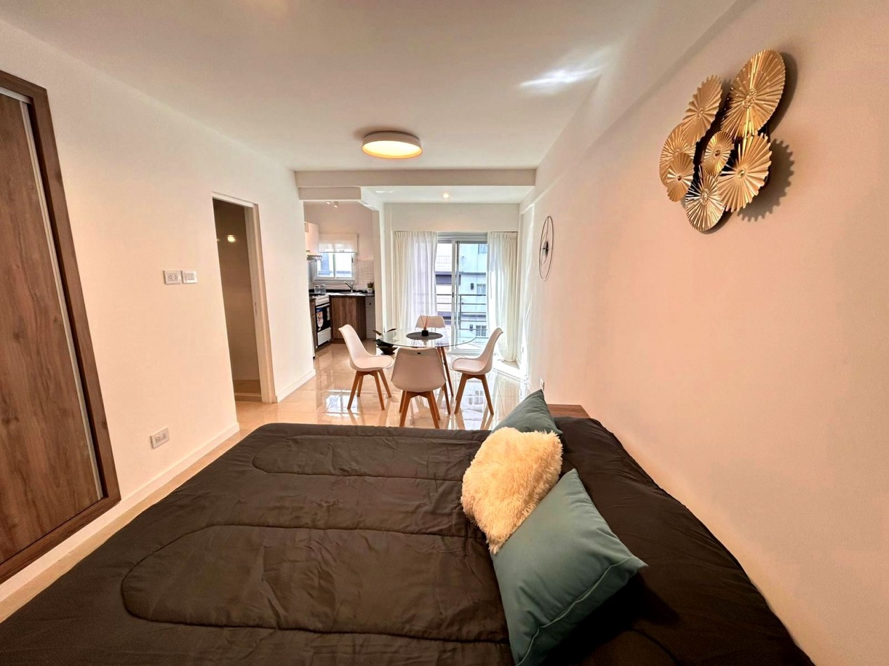 DEPARTAMENTO DE 1 AMBIENTE, A LA CALLE CON BALCON SALIENTE Y VISTA LATERAL AL MAR.