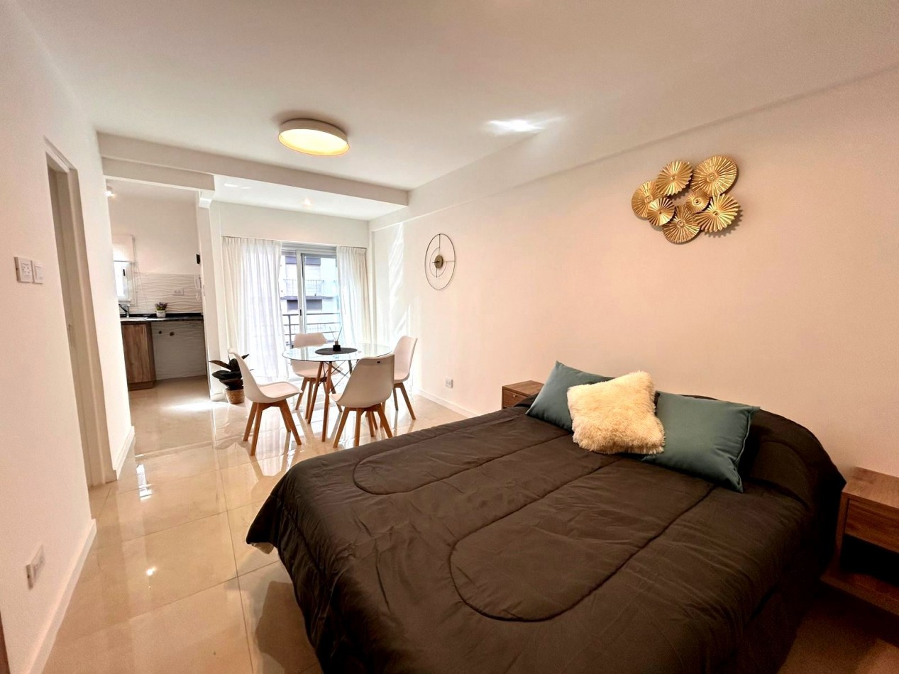 DEPARTAMENTO DE 1 AMBIENTE, A LA CALLE CON BALCON SALIENTE Y VISTA LATERAL AL MAR.