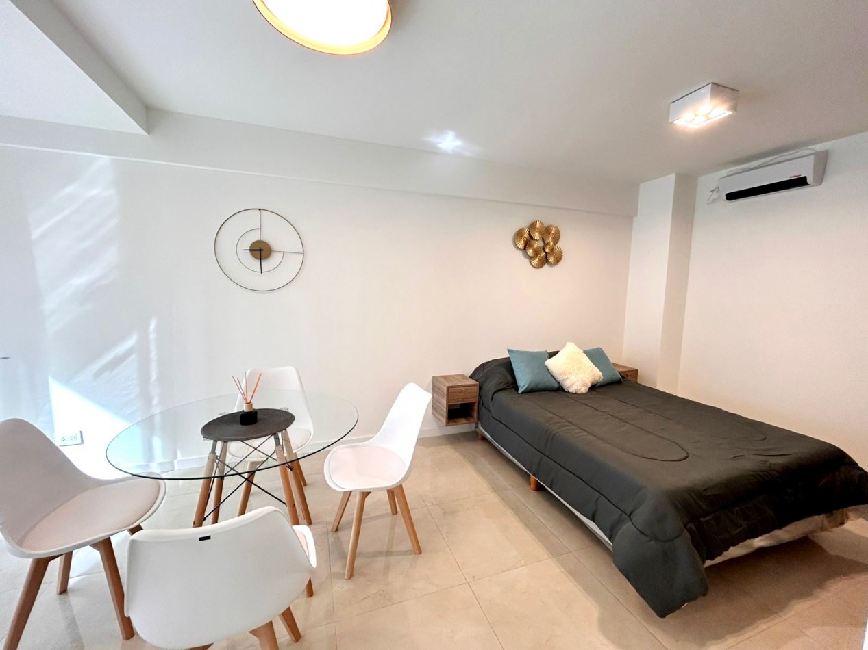 DEPARTAMENTO DE 1 AMBIENTE, A LA CALLE CON BALCON SALIENTE Y VISTA LATERAL AL MAR.