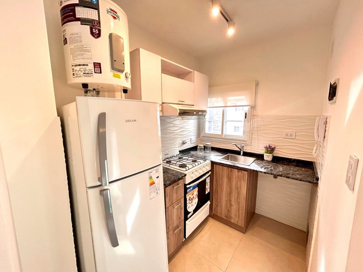 DEPARTAMENTO DE 1 AMBIENTE, A LA CALLE CON BALCON SALIENTE Y VISTA LATERAL AL MAR.