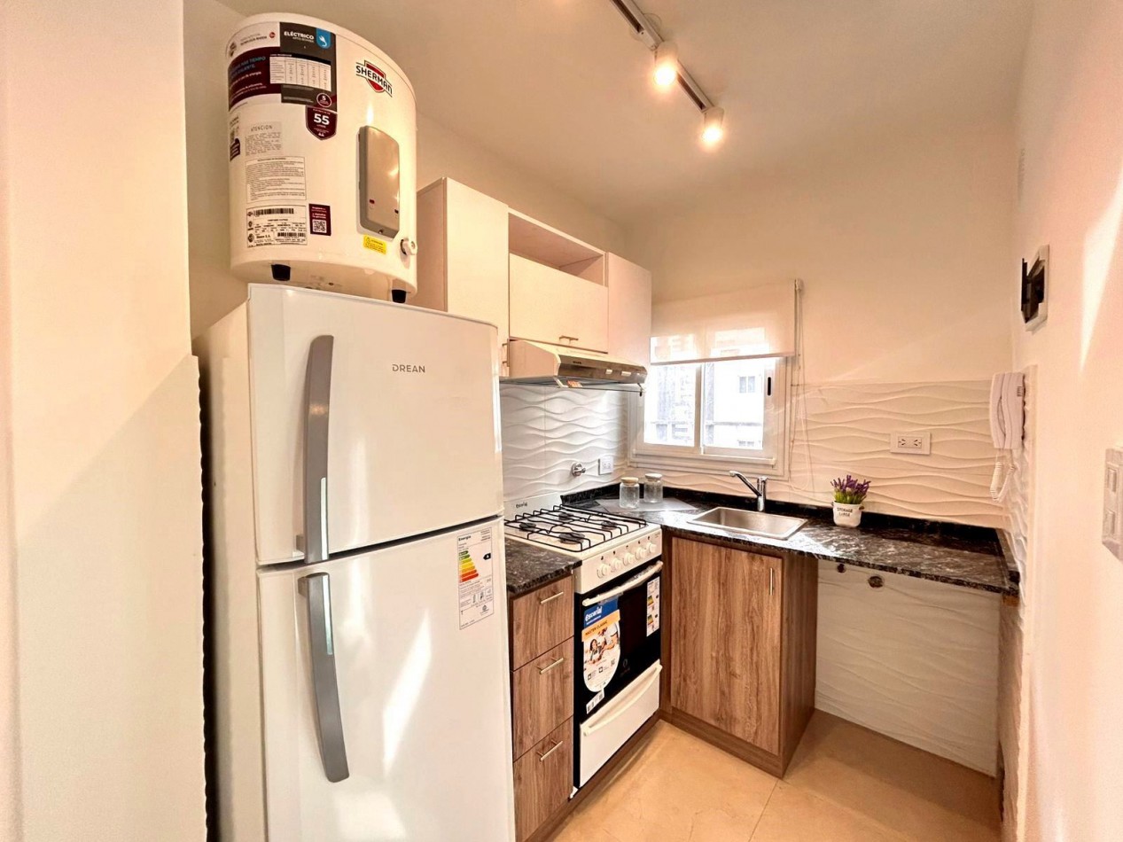 DEPARTAMENTO DE 1 AMBIENTE, A LA CALLE CON BALCON SALIENTE Y VISTA LATERAL AL MAR.