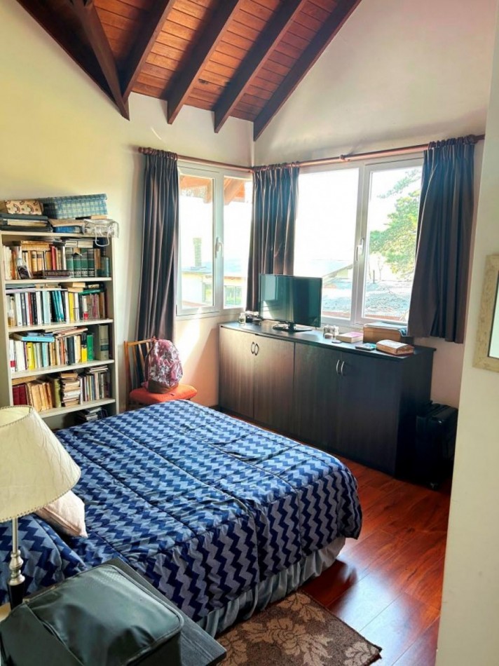 CHALET EN VENTA de 2 DORMITORIOS c/ COCHERA , QUINCHO y PILETA en Sierra de los Padres