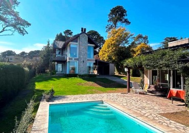 CHALET EN VENTA  de 2 DORMITORIOS c/ COCHERA , QUINCHO y PILETA en Sierra de los Padres
