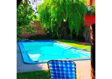 CHALET CON PILETA Y QUINCHO  PARQUE LURO 